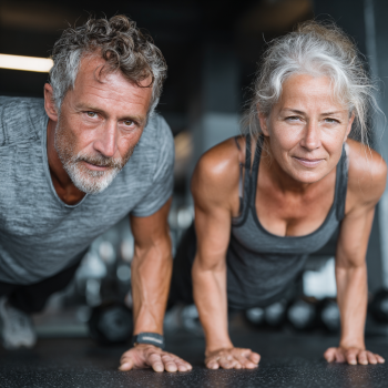 Senior activ practicând exerciții de fitness